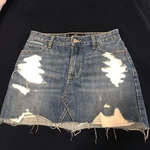 Hi! I’m selling a jean skirt and more jeans!